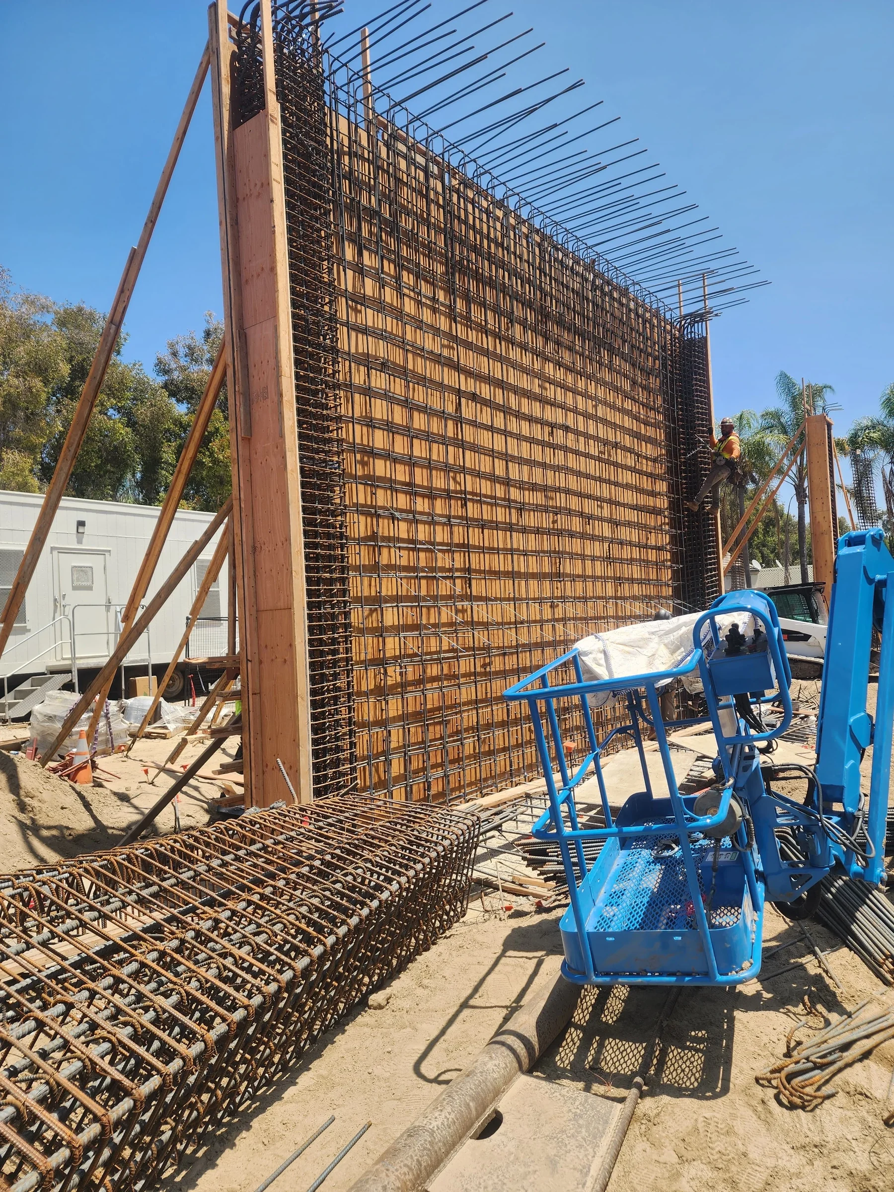 Podium deck retaining wall rebar installation for a Los Angeles structural concrete project